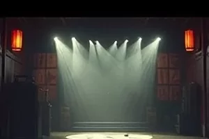 一杯拿铁的距离作品封面，咖啡馆窗边座位与杯碟